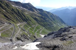 Eine perfekte kurvenreiche Bergstraße für geführte Motorradtouren, mit Haarnadelkurven und atemberaubenden Ausblicken.