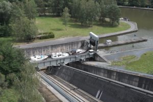 Eine Luftaufnahme eines Schiffslifts inmitten üppiger Vegetation mit malerischen Wegen, die sich ideal für geführte Motorradtouren eignen.