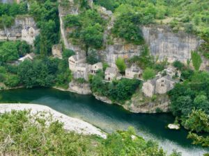 Eingebettet zwischen Klippen bietet dieses Dorf bei Motorradtouren eine atemberaubende Aussicht auf eine Mischung aus Fluss und Stein.