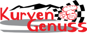 Das Logo von „Kurven Genuss“ zeigt einen roten Text, eine Zielflagge sowie Abbildungen von Brot, Käse und einem Bierkrug.