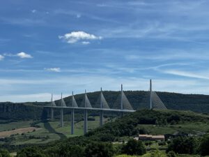 Eine atemberaubende Schrägseilbrücke schmückt ein grünes Tal und ist ideal für geführte Motorradtouren mit malerischen Aussichten.