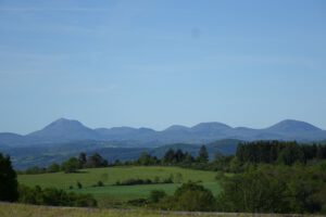 Begeben Sie sich auf geführte Motorradtouren durch üppige Hügel und Felder und genießen Sie jede aufregende Kurve.
