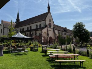 Ein prachtvolles gotisches Gebäude mitten im Grünen, perfekt für eine Picknickpause während malerischer Motorradtouren.
