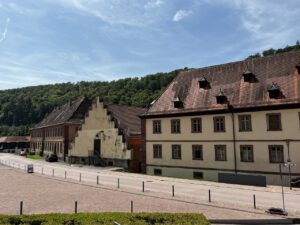 Historische Gebäude mit Satteldächern und Holztüren säumen eine malerische Route für Motorradtouren.