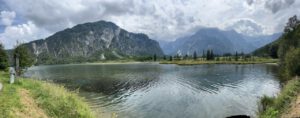 Entdecken Sie geführte Motorradtouren inmitten ruhiger Seeblicke und majestätischer Berge. Perfekte Kulisse!