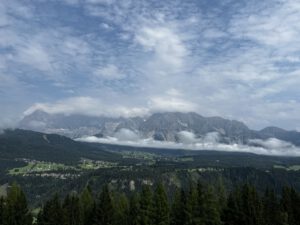 Entdecken Sie auf geführten Motorradreisen atemberaubende Ausblicke durch Gebirgsketten und grüne Täler.