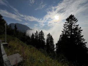 Nehmen Sie an unserer geführten Motorradtour durch ruhige Berglandschaften unter strahlender Sonne und nebligen Hügeln teil.
