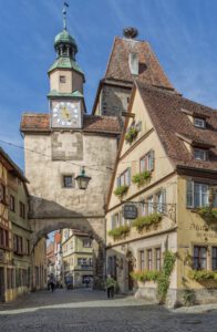 Charmante europäische Stadt mit mittelalterlichem Glockenturm, Kopfsteinpflasterstraßen und Fachwerkhäusern.